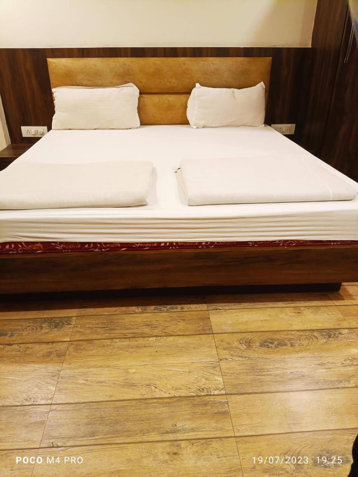 Hotel Shri Vardhan 우자인 외부 사진