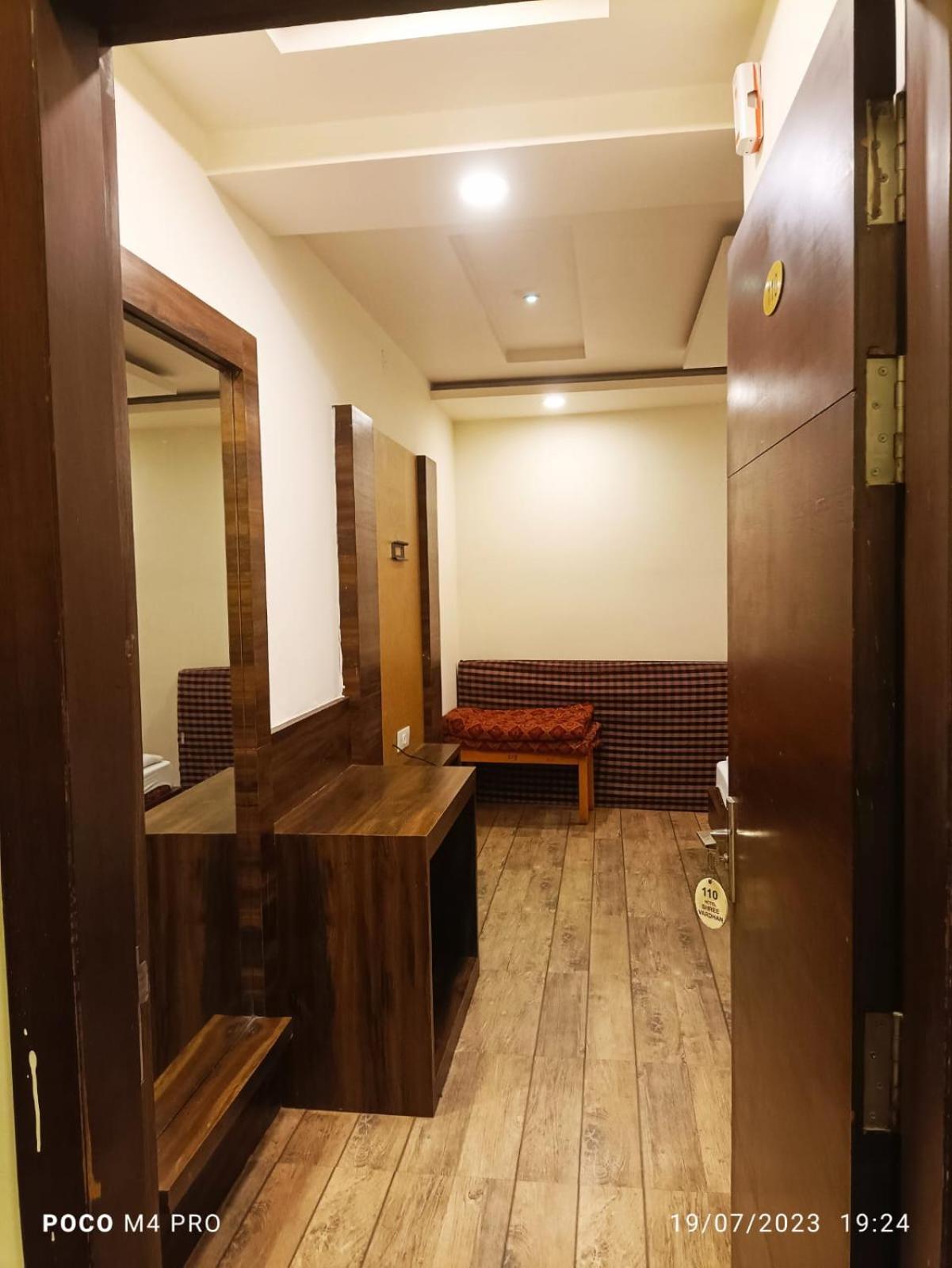 Hotel Shri Vardhan 우자인 외부 사진