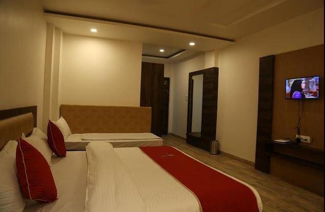 Hotel Shri Vardhan 우자인 외부 사진